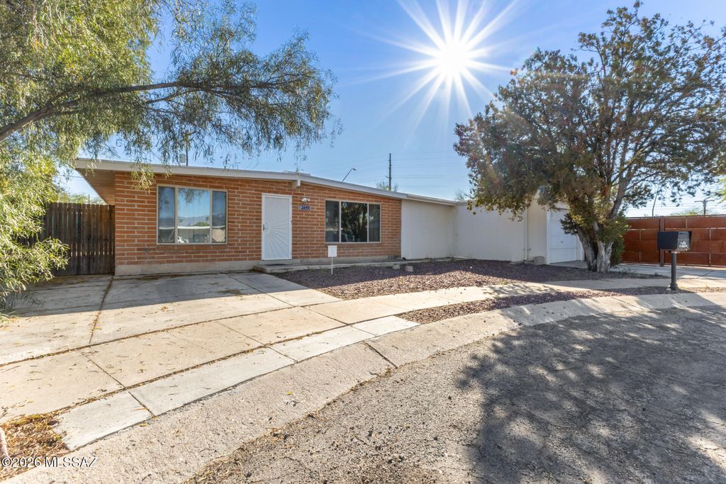 7102 E 33rd Place, Tucson, AZ 85710