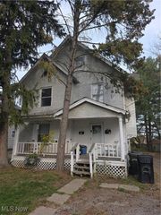 207 Bath Street up, Elyria, OH 44035