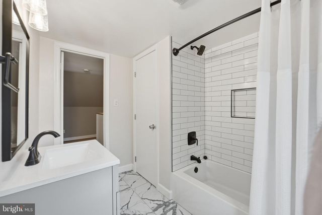 2351 N VERMONT ST N, Arlington, VA 22207