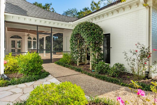 3 Bayou Road, Lake Jackson, TX 77566