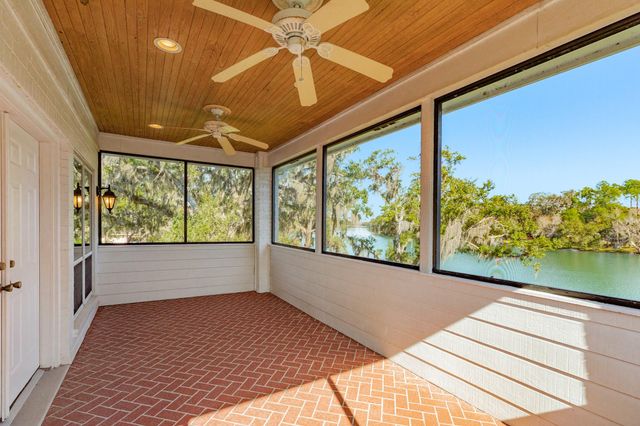 3 Bayou Road, Lake Jackson, TX 77566