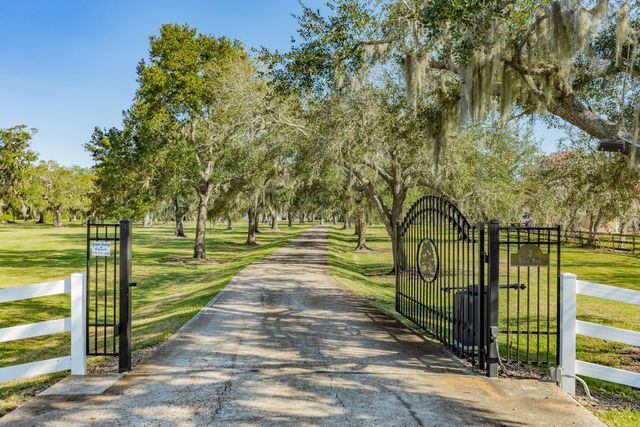 3 Bayou Road, Lake Jackson, TX 77566