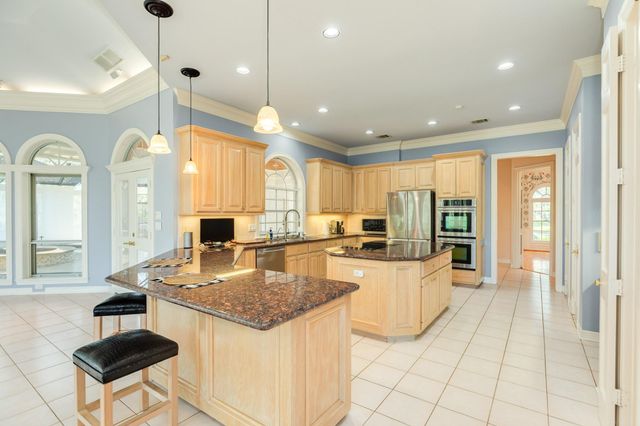 3 Bayou Road, Lake Jackson, TX 77566