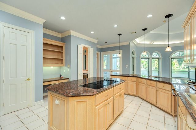 3 Bayou Road, Lake Jackson, TX 77566