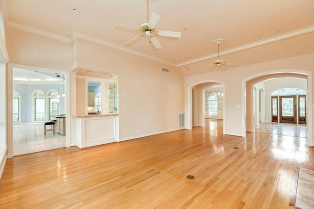 3 Bayou Road, Lake Jackson, TX 77566