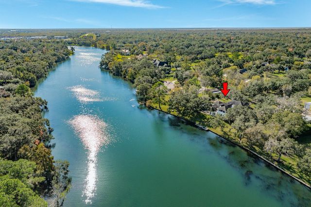 3 Bayou Road, Lake Jackson, TX 77566