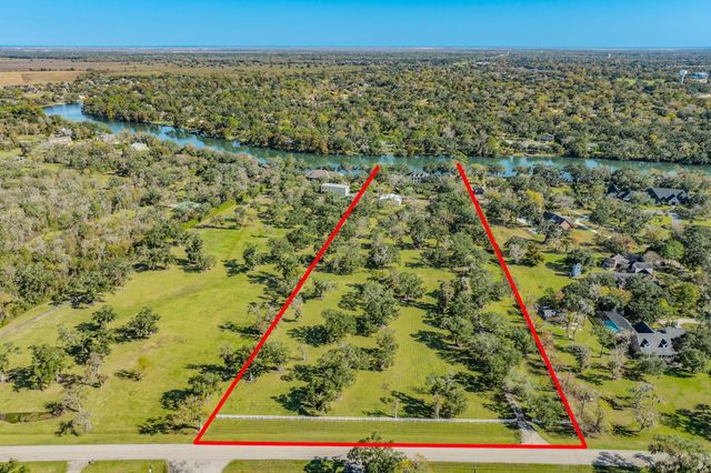 3 Bayou Road, Lake Jackson, TX 77566