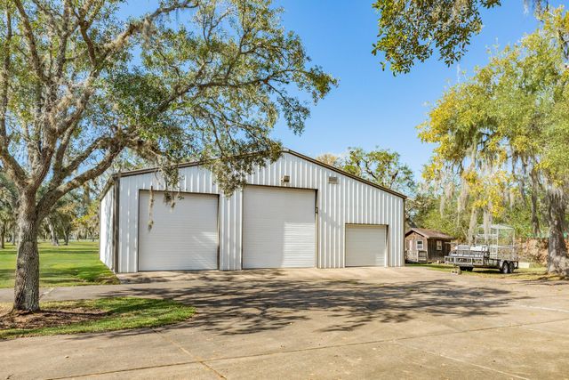 3 Bayou Road, Lake Jackson, TX 77566