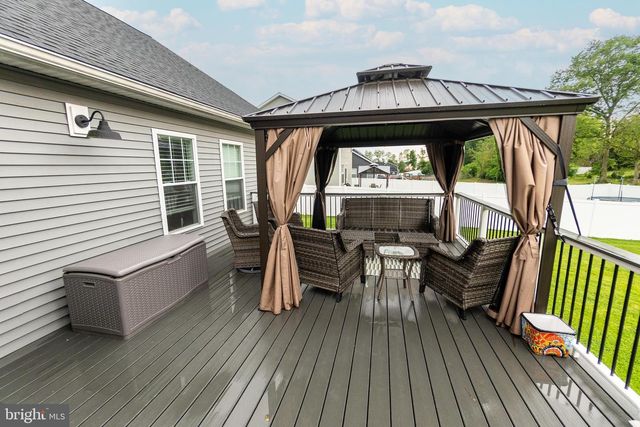 141 OXFORD BLVD, New Oxford, PA 17350
