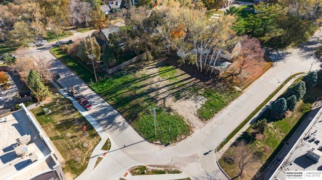 201 S 71st Street, Omaha, NE 68132