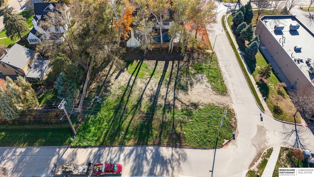 201 S 71st Street, Omaha, NE 68132