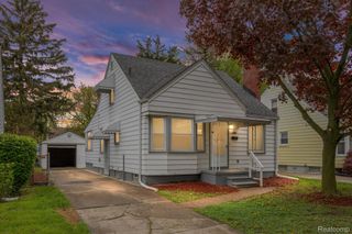 20000 ROSCOMMON Street, Harper Woods, MI 48225
