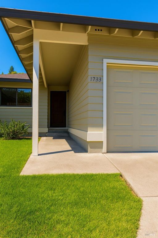 1733 Burgundy Pl NW, Santa Rosa, CA 95403