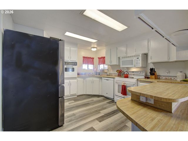 2424 NIGHTINGALE Ln, Kelso, WA 98626