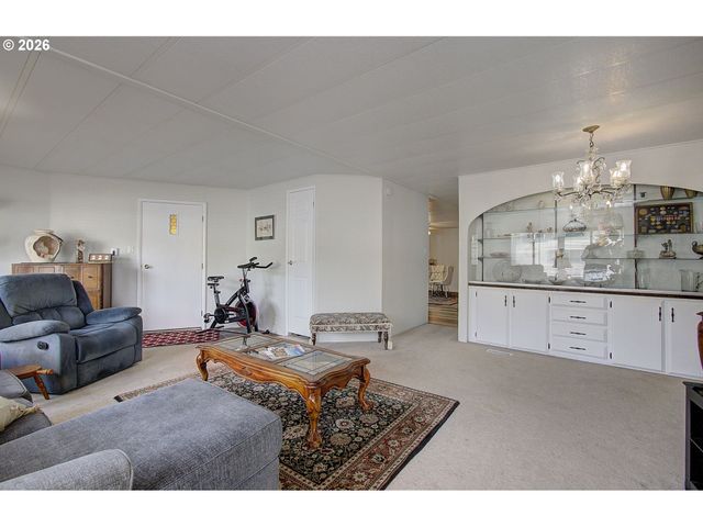 2424 NIGHTINGALE Ln, Kelso, WA 98626