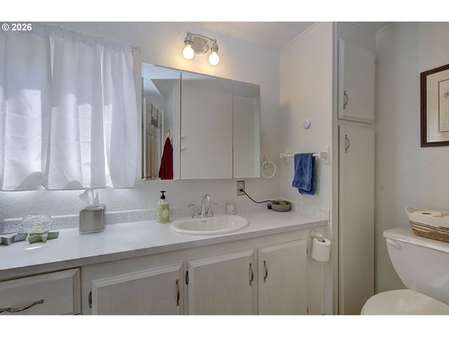 2424 NIGHTINGALE Ln, Kelso, WA 98626