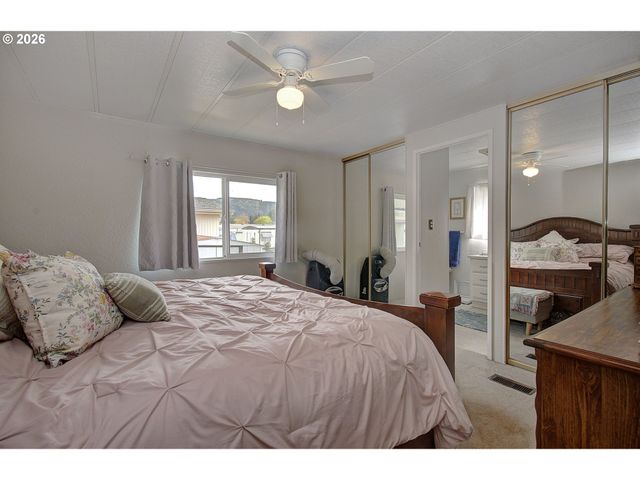 2424 NIGHTINGALE Ln, Kelso, WA 98626