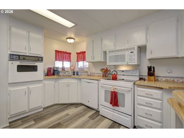 2424 NIGHTINGALE Ln, Kelso, WA 98626