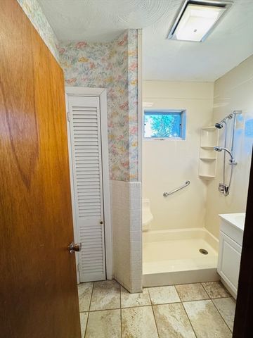 158 Monrovia St, Springfield, MA 01104