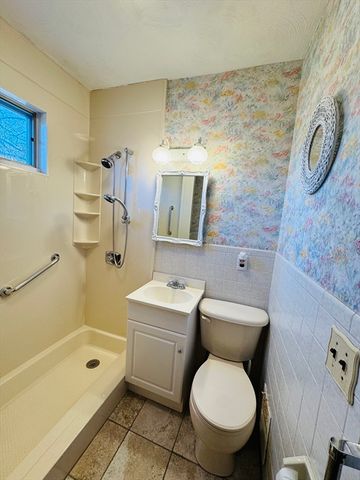 158 Monrovia St, Springfield, MA 01104