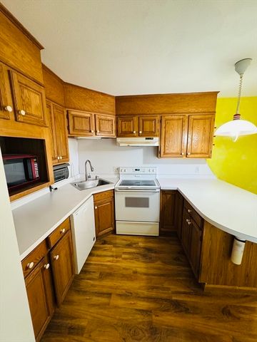 158 Monrovia St, Springfield, MA 01104