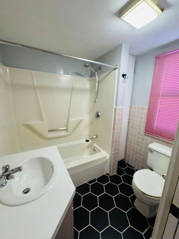 158 Monrovia St, Springfield, MA 01104