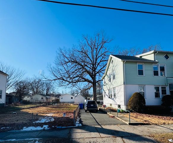 158 Monrovia St, Springfield, MA 01104