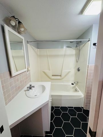 158 Monrovia St, Springfield, MA 01104