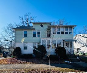 158 Monrovia St, Springfield, MA 01104