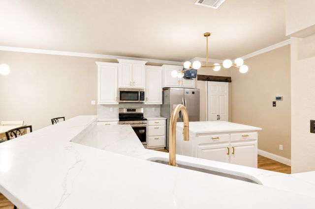 609 Trails End Court, Hurst, TX 76054