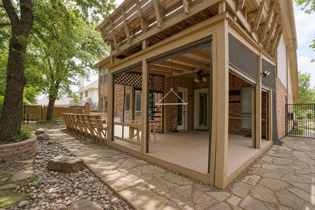 609 Trails End Court, Hurst, TX 76054