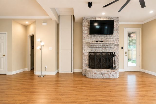 609 Trails End Court, Hurst, TX 76054