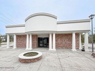 527 Highway 90, Waveland, MS 39576