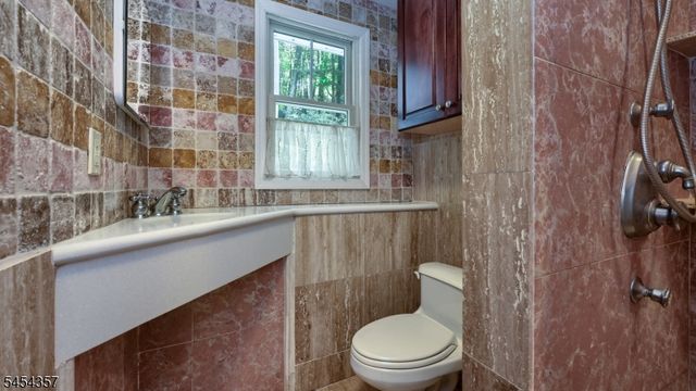 460 Laurel Ln, Kinnelon Boro, NJ 07405