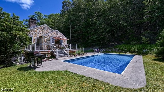 460 Laurel Ln, Kinnelon Boro, NJ 07405
