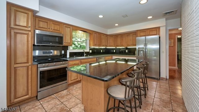 460 Laurel Ln, Kinnelon Boro, NJ 07405