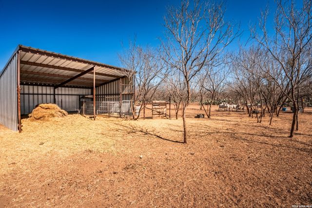 224 County Road 662, Devine, TX 78016