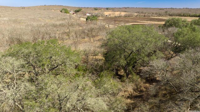 224 County Road 662, Devine, TX 78016