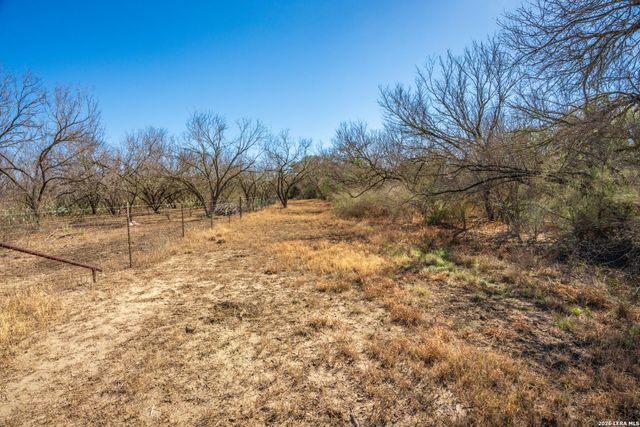 224 County Road 662, Devine, TX 78016