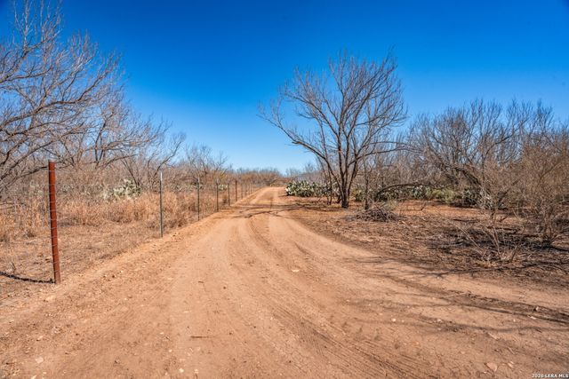 224 County Road 662, Devine, TX 78016