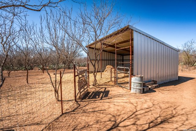 224 County Road 662, Devine, TX 78016
