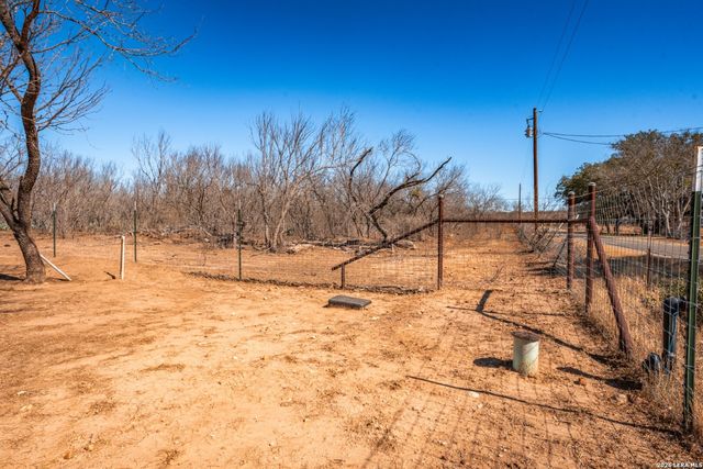 224 County Road 662, Devine, TX 78016