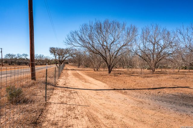 224 County Road 662, Devine, TX 78016