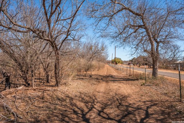 224 County Road 662, Devine, TX 78016
