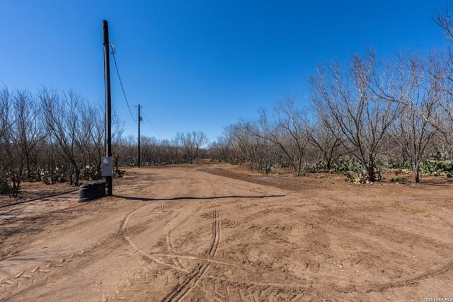 224 County Road 662, Devine, TX 78016