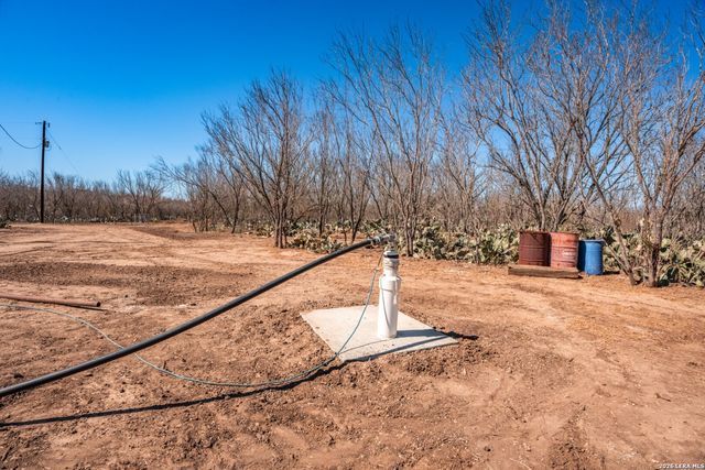 224 County Road 662, Devine, TX 78016