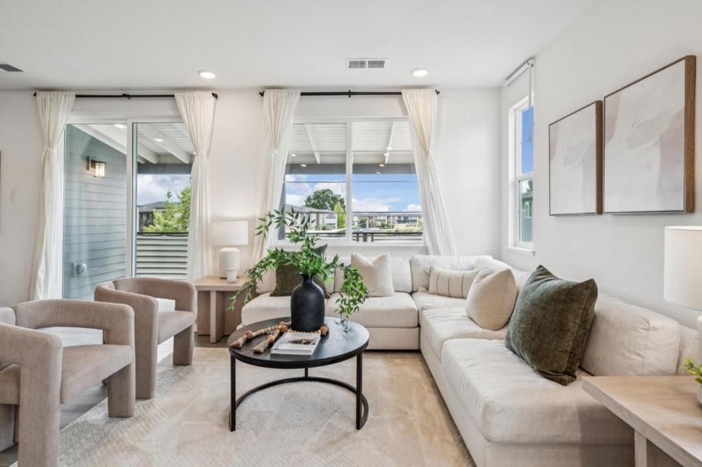 Image 3 of property listing at 373 Arc Court, Hayward, CA 94544