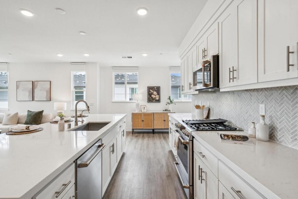 Image 5 of property listing at 373 Arc Court, Hayward, CA 94544