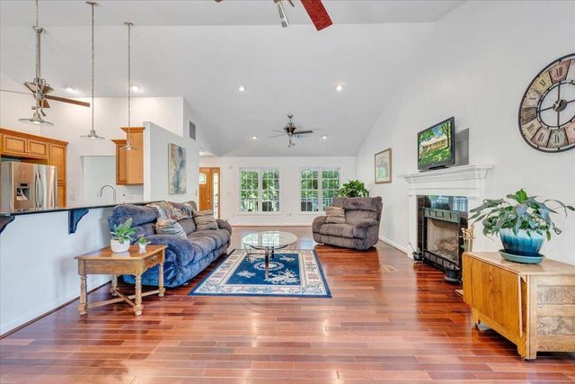 106 Diamond RD, Salem, VA 24153