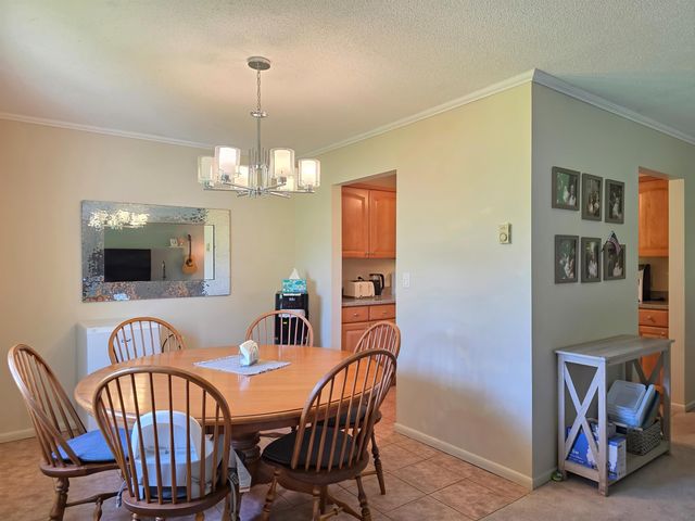 8 Hawthorne Circle, South Burlington, VT 05403